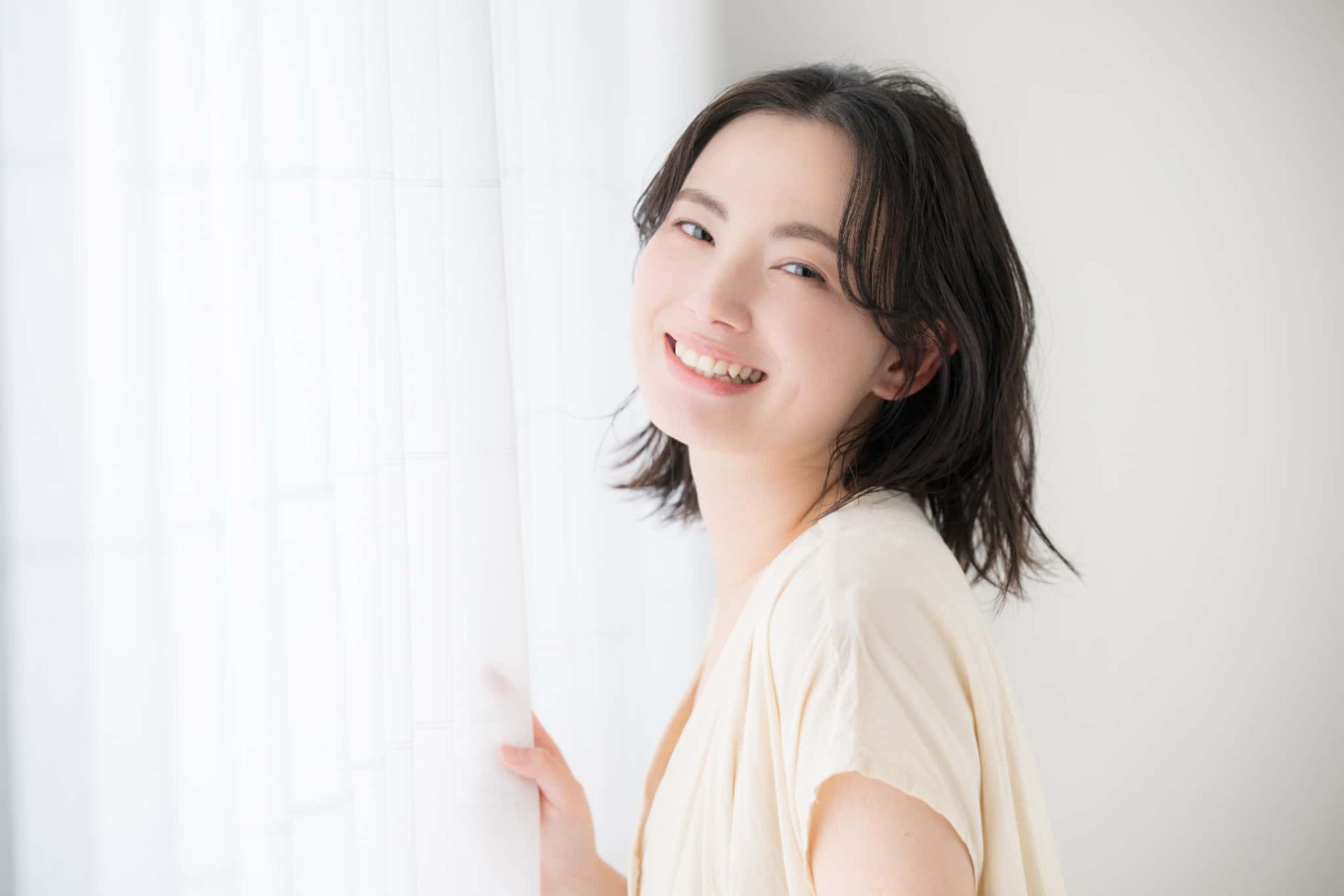 初期の虫歯を治療して笑顔の女性