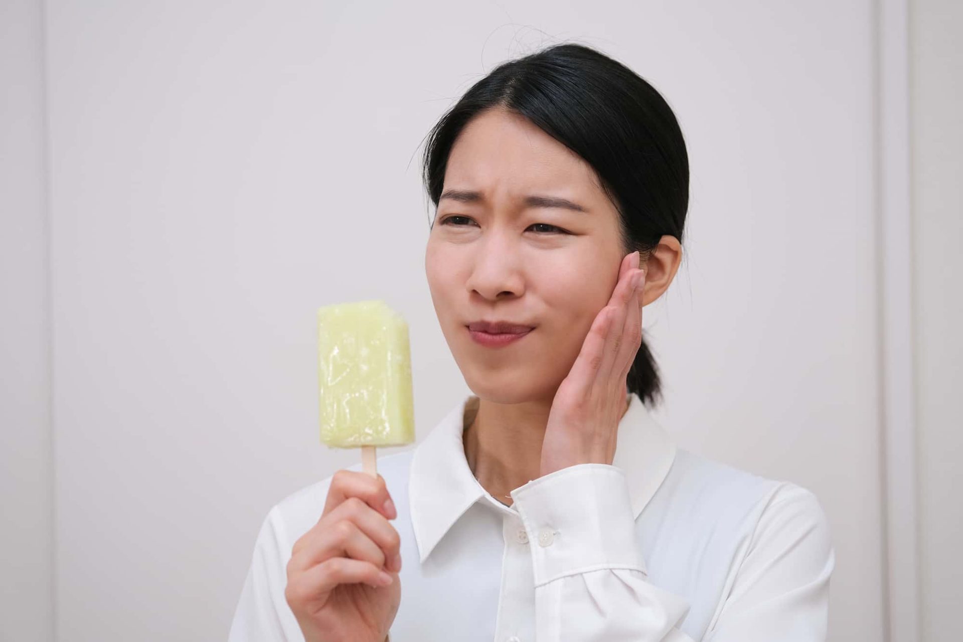 初期の虫歯でアイスが歯にしみるイメージ
