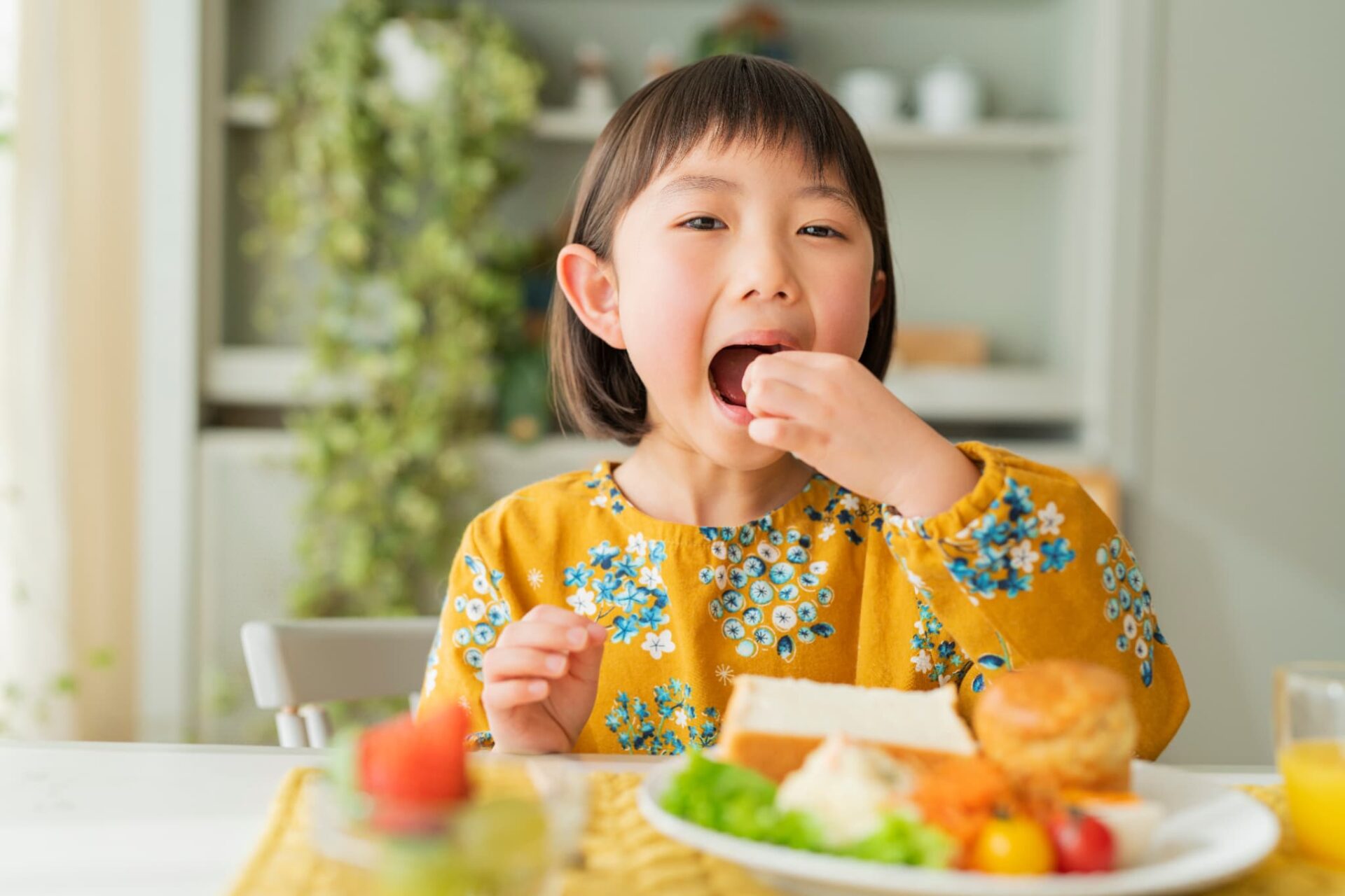 よく嚙んで食事する子ども