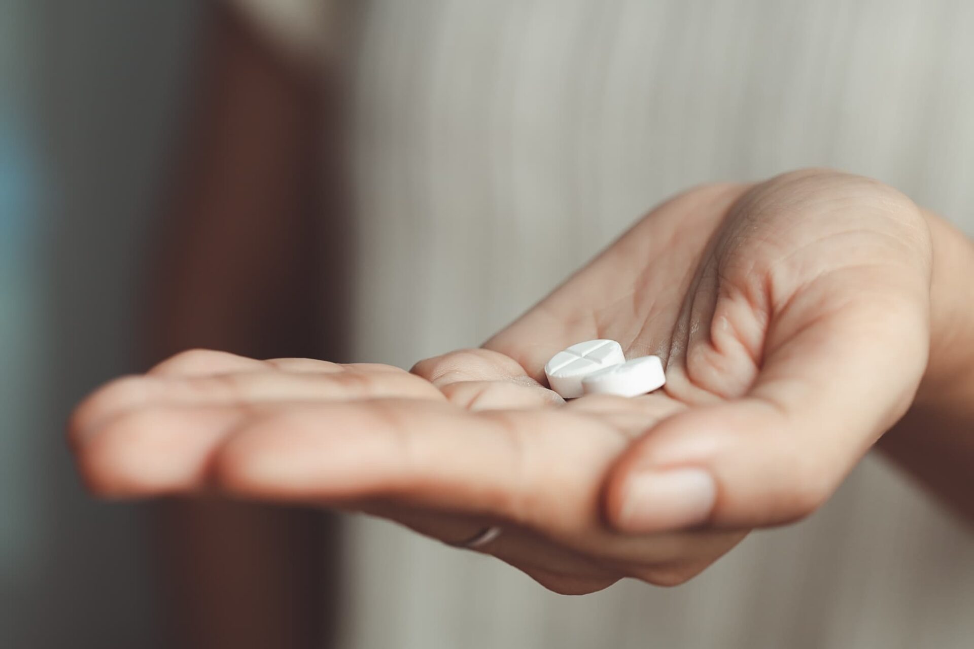 根管治療後の痛みを和らげるために鎮痛薬を服用する様子