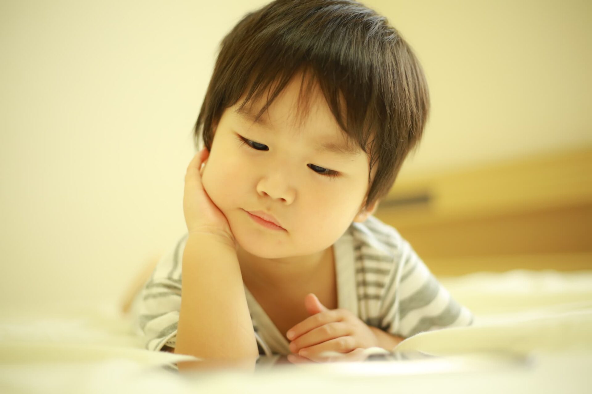 頬杖をつく子ども