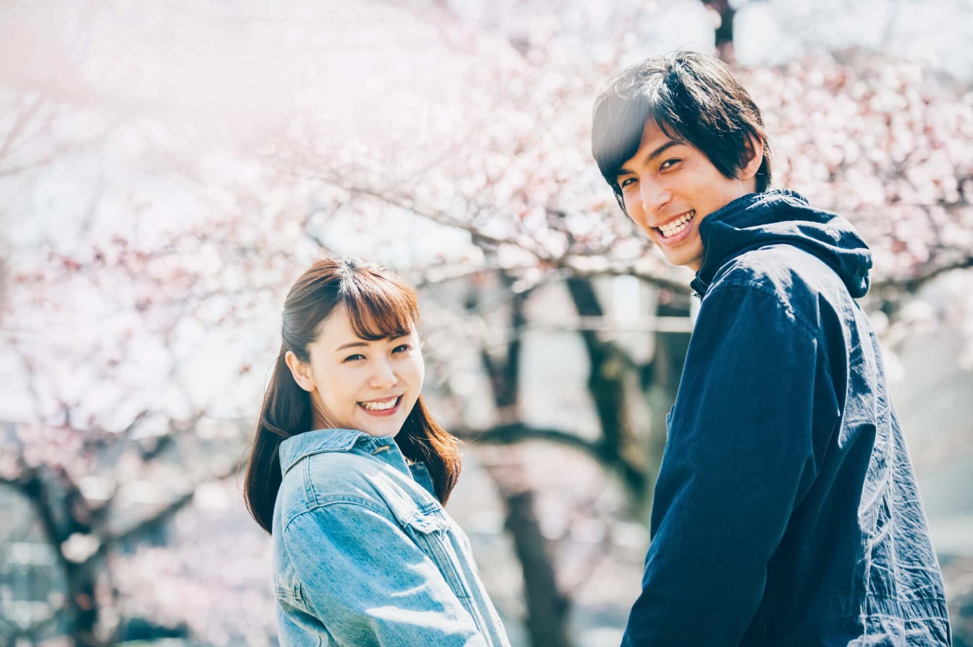 セラミック治療をした綺麗な歯で笑う男女