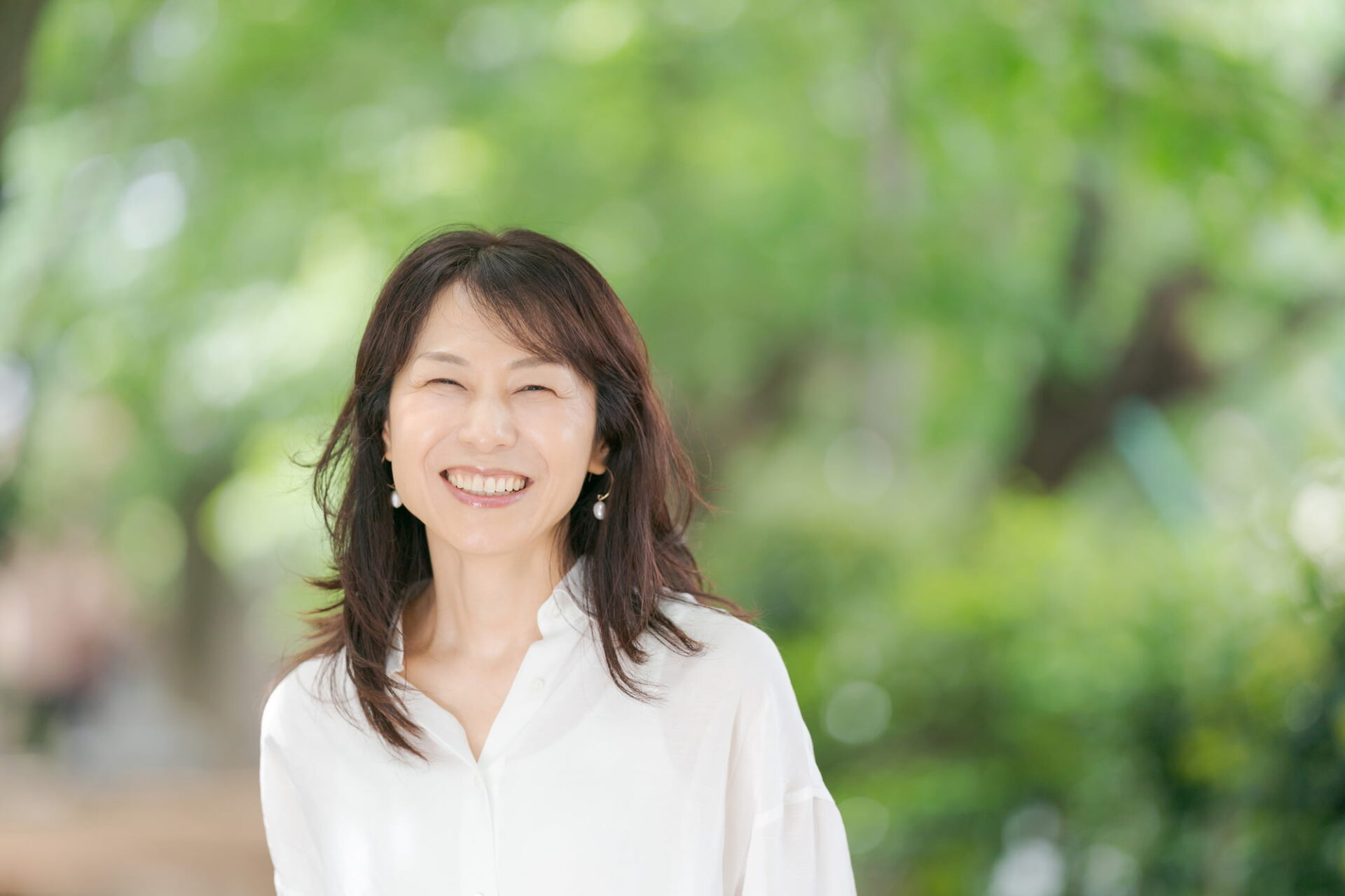 歯周病を治療して笑顔の女性