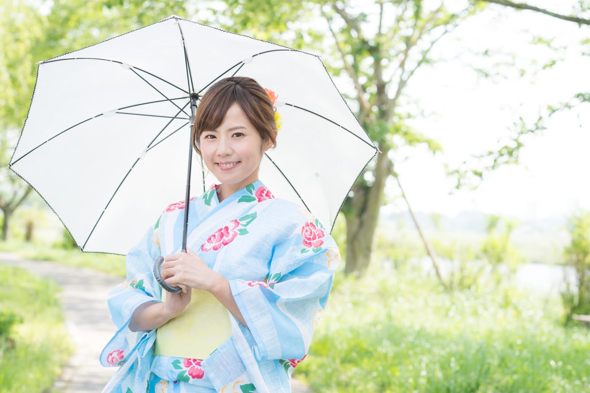 悪い噛み合わせを矯正して美しい歯並びで笑う女性