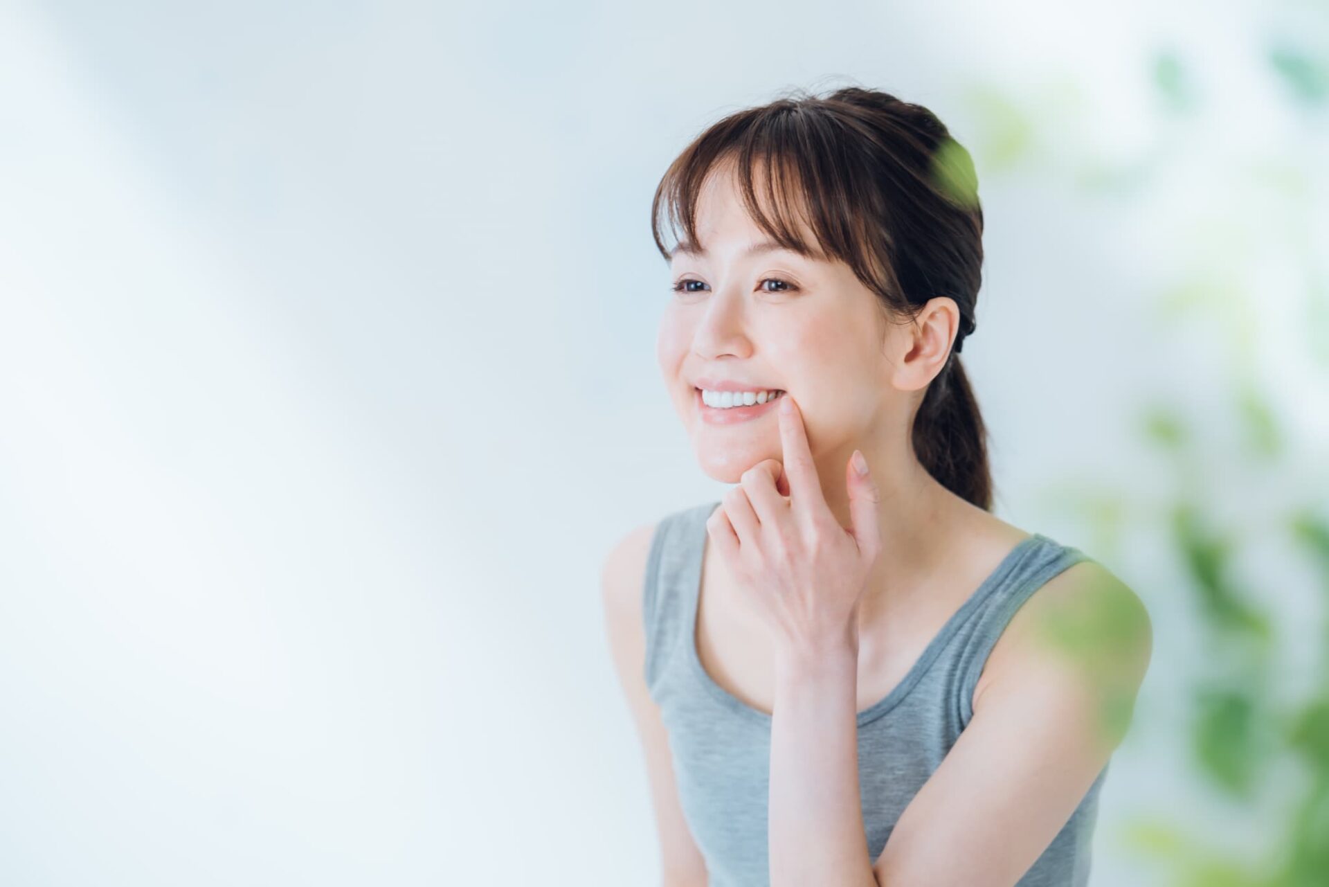 白くなった歯を指さして嬉しそうな女性