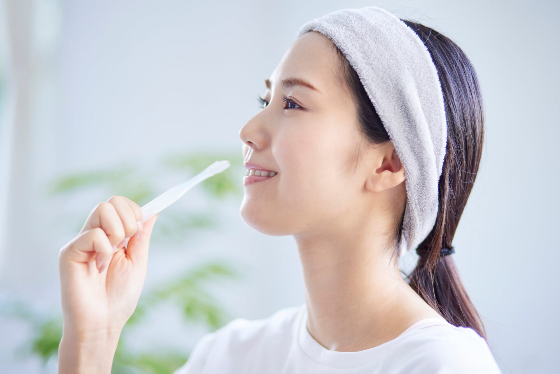 虫歯を再発させないために丁寧に歯磨きをする女性