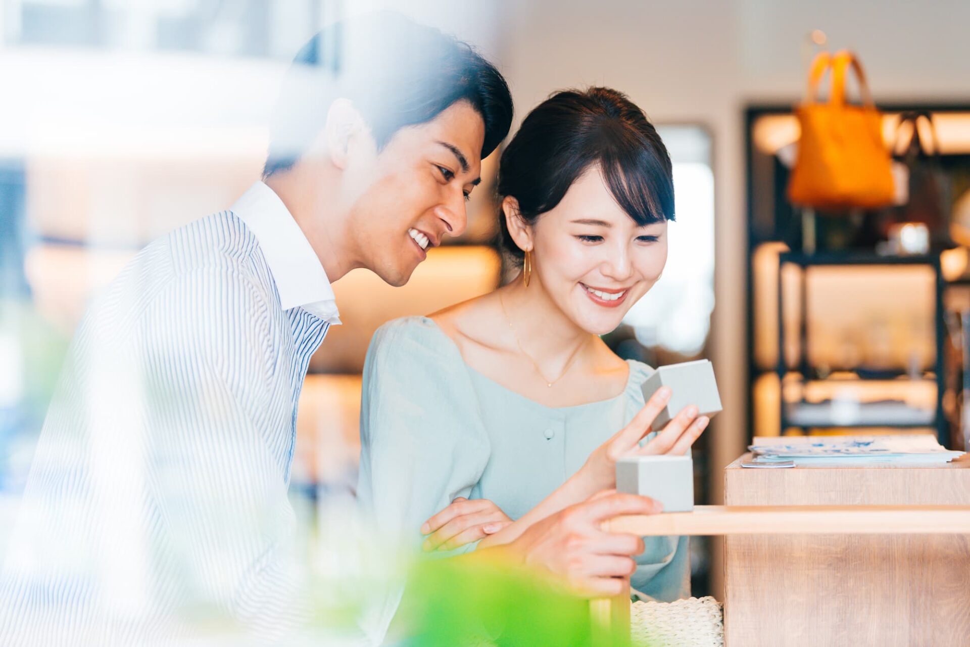 ショッピングを楽しむ男女