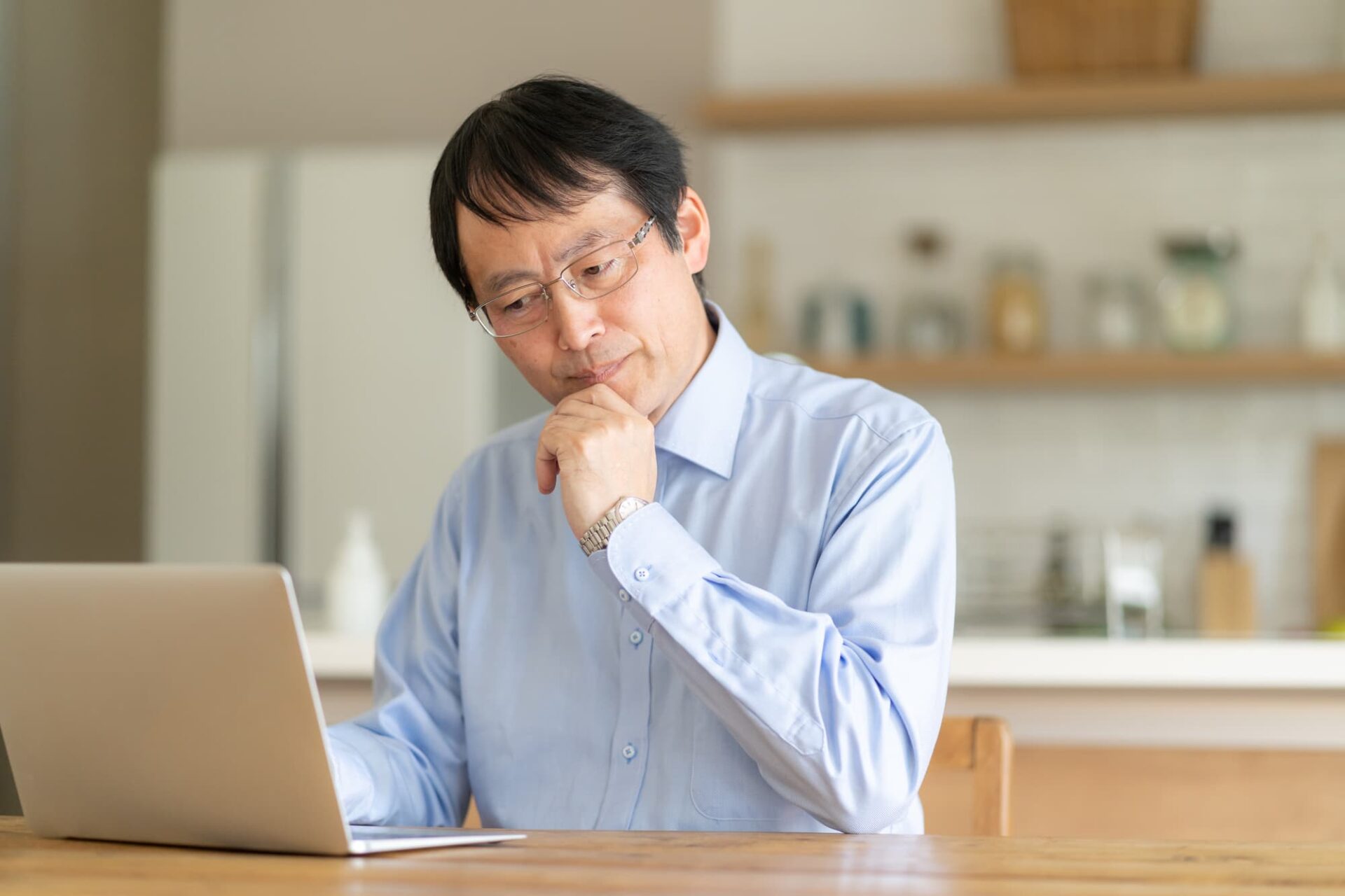 入れ歯について調べる男性