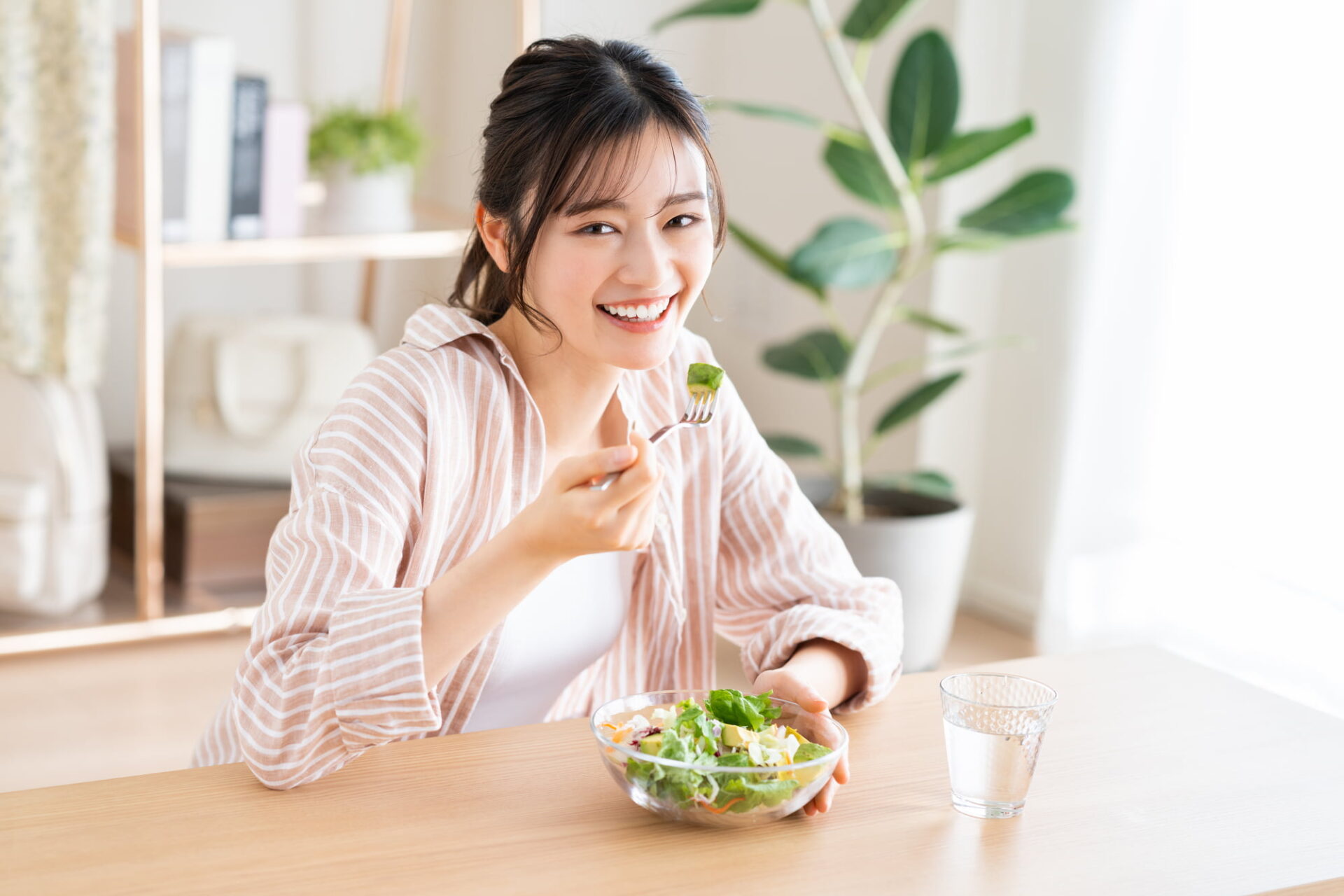 根管治療が終わり美味しく食事をいただく女性