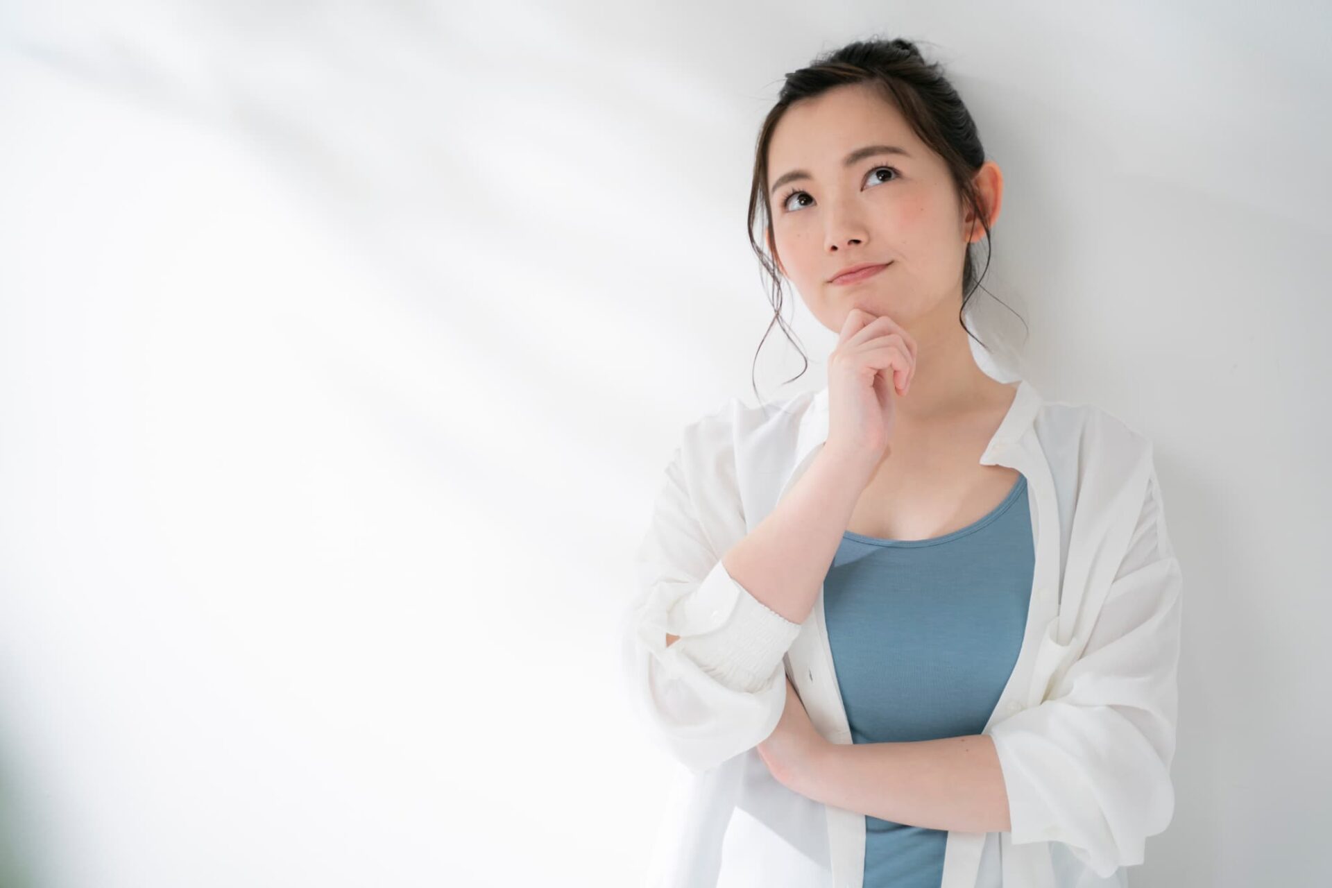 出っ歯はワイヤー矯正で治療できるのか考える女性