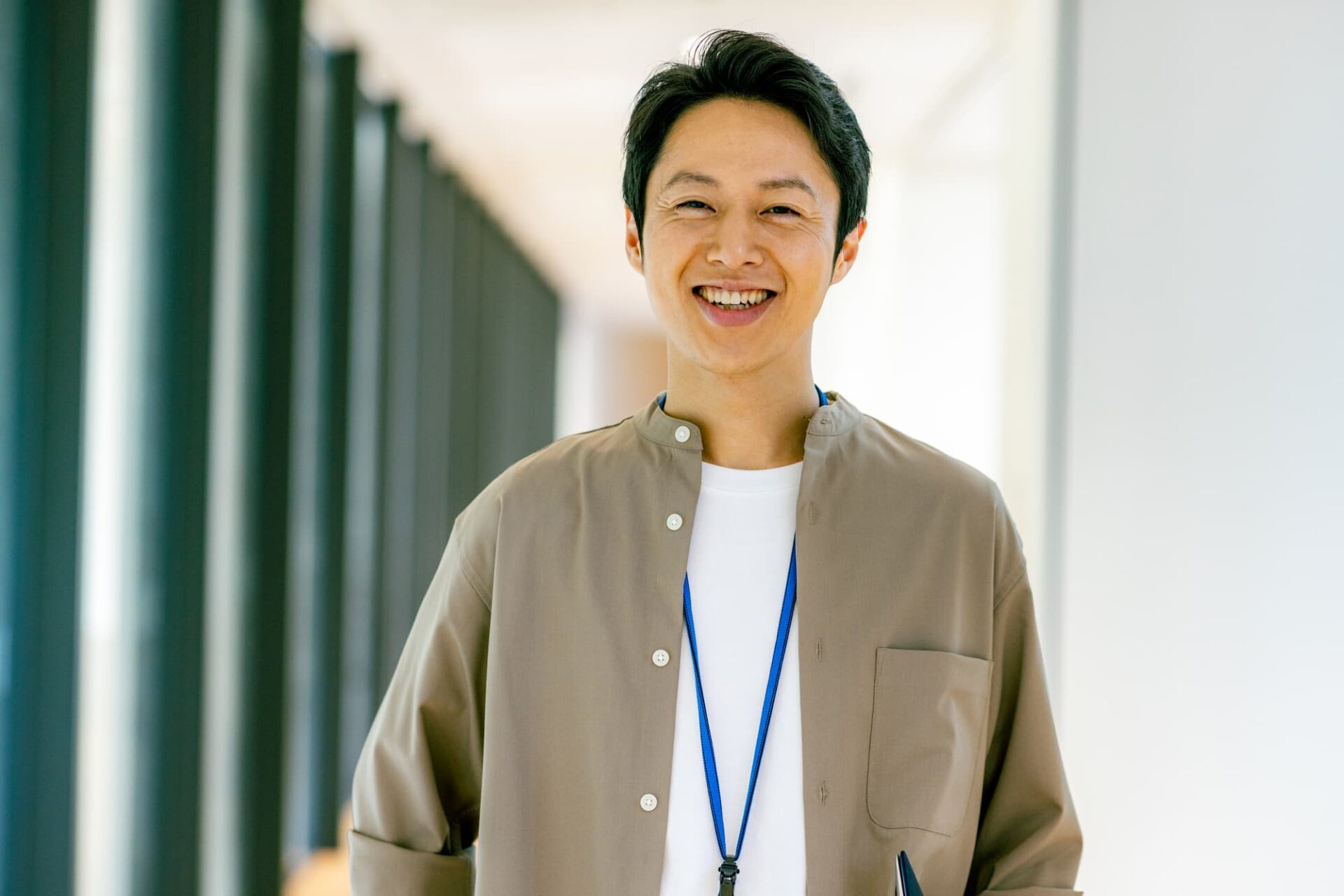 喫煙を止めて歯周病を予防した笑顔の男性