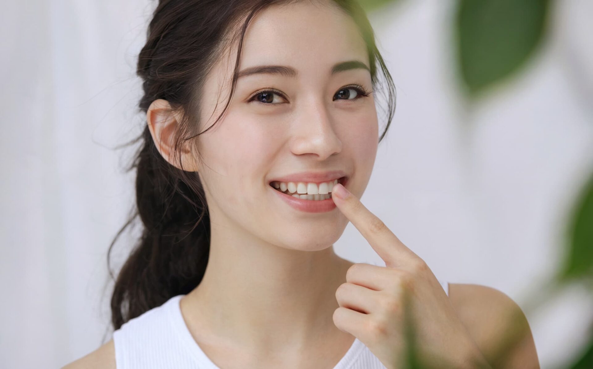 歯医者で歯石除去をしてもらい笑顔になる女性