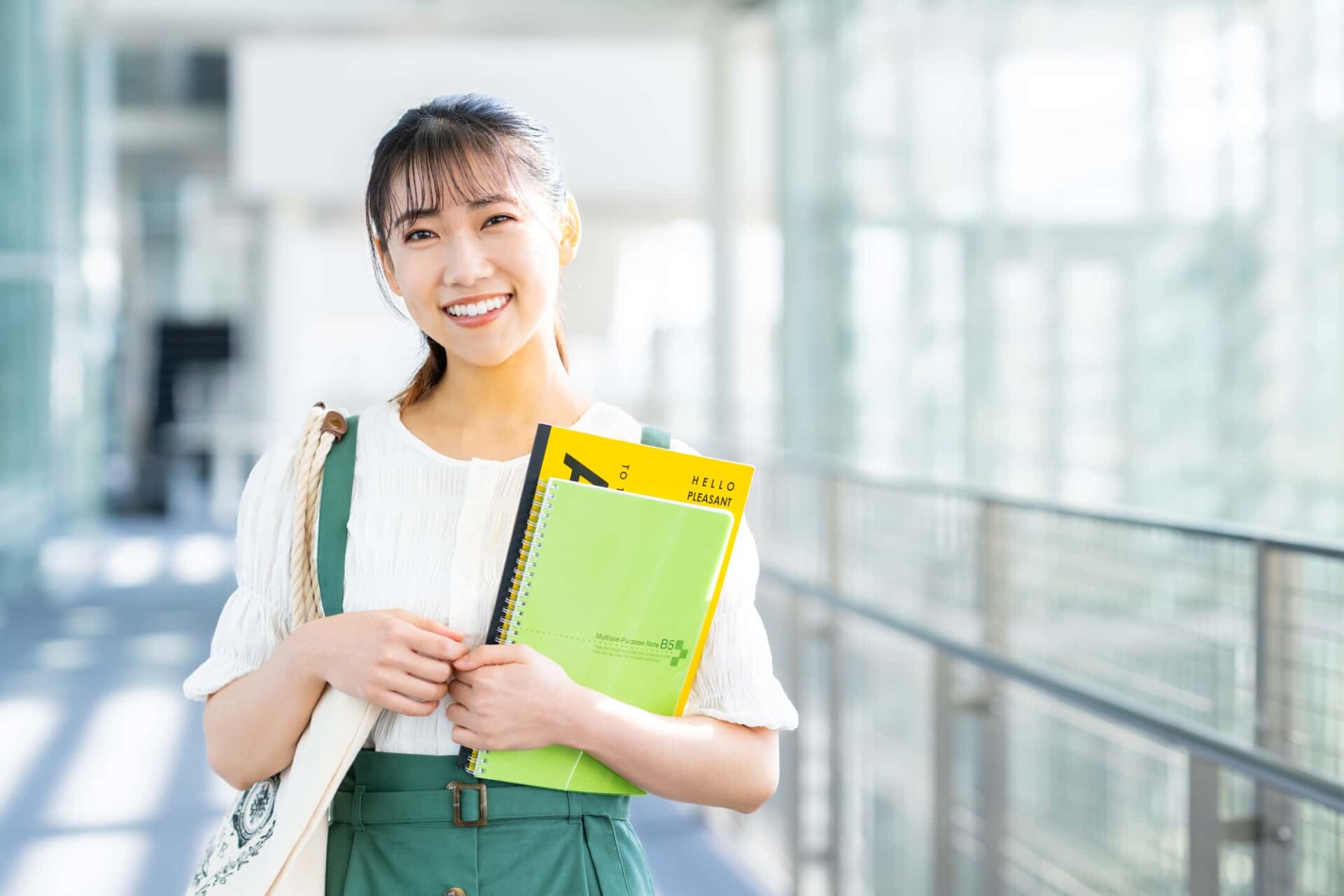 八重歯をマウスピース矯正で治した笑顔の女性