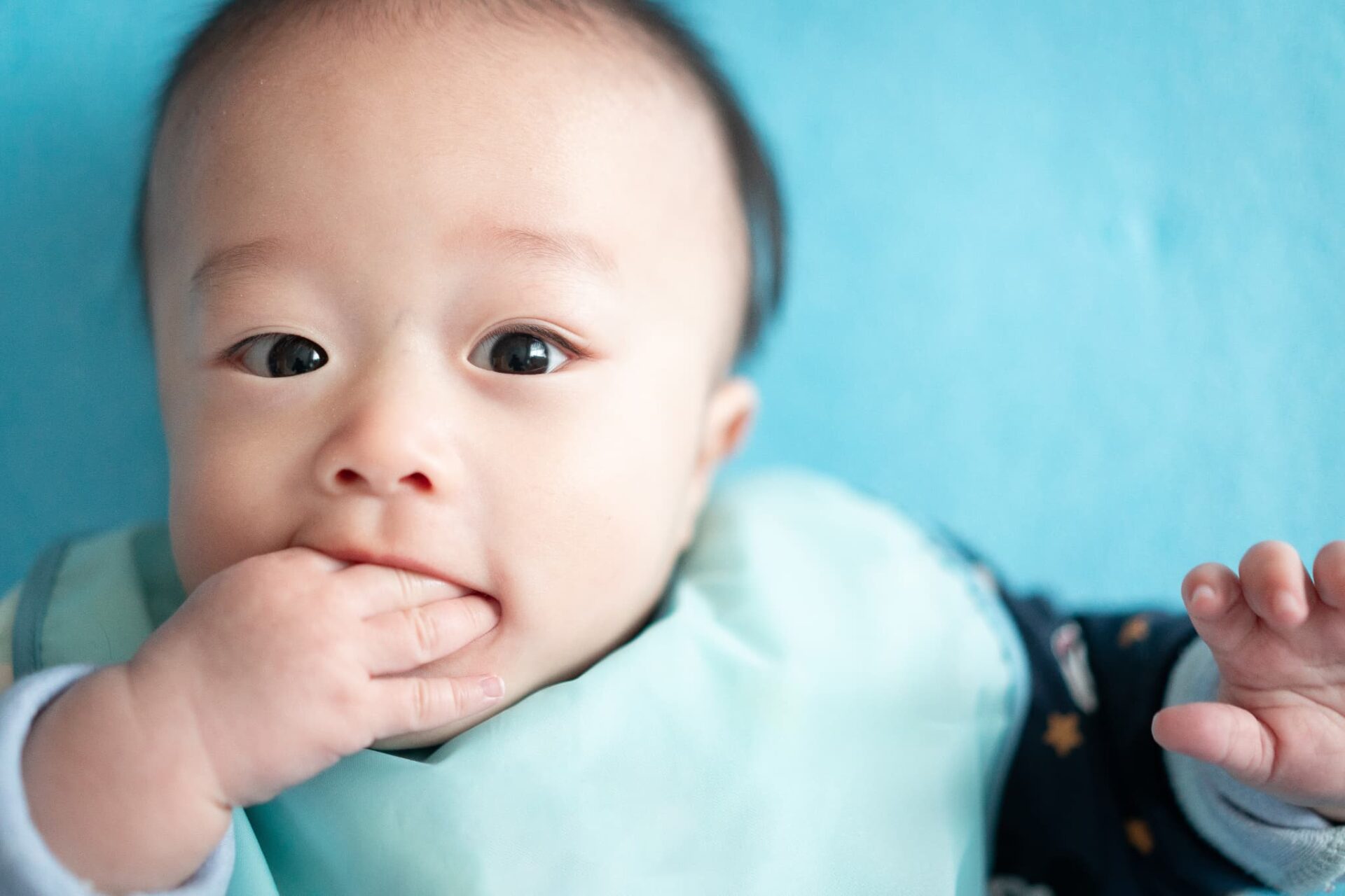 受け口の原因となる指しゃぶりをする赤ちゃん