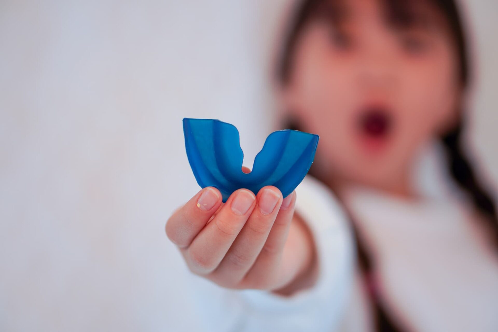 マイオブレースを見せる女の子