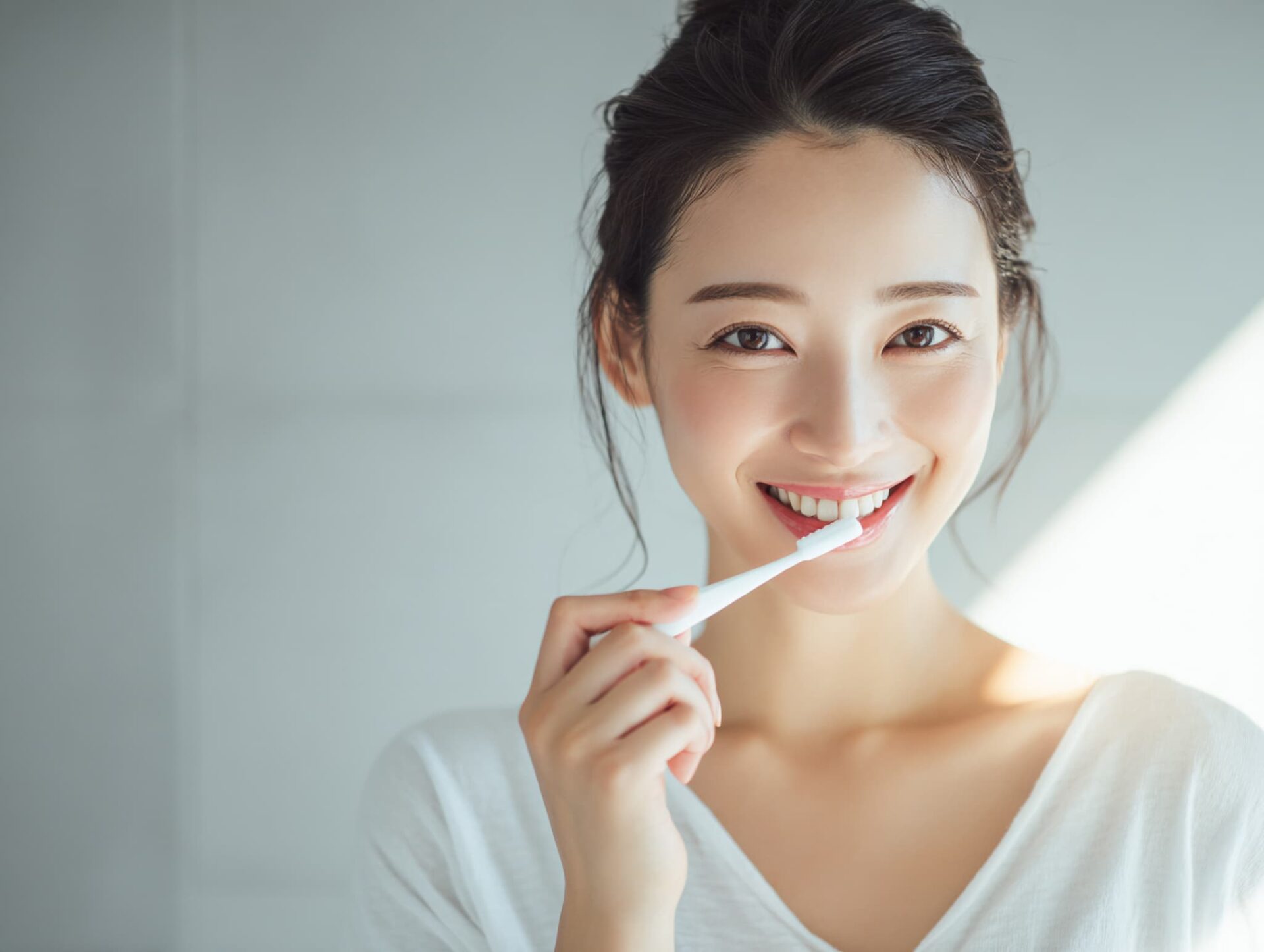 奥歯が虫歯になるのを防ぐために丁寧に歯磨きをする女性