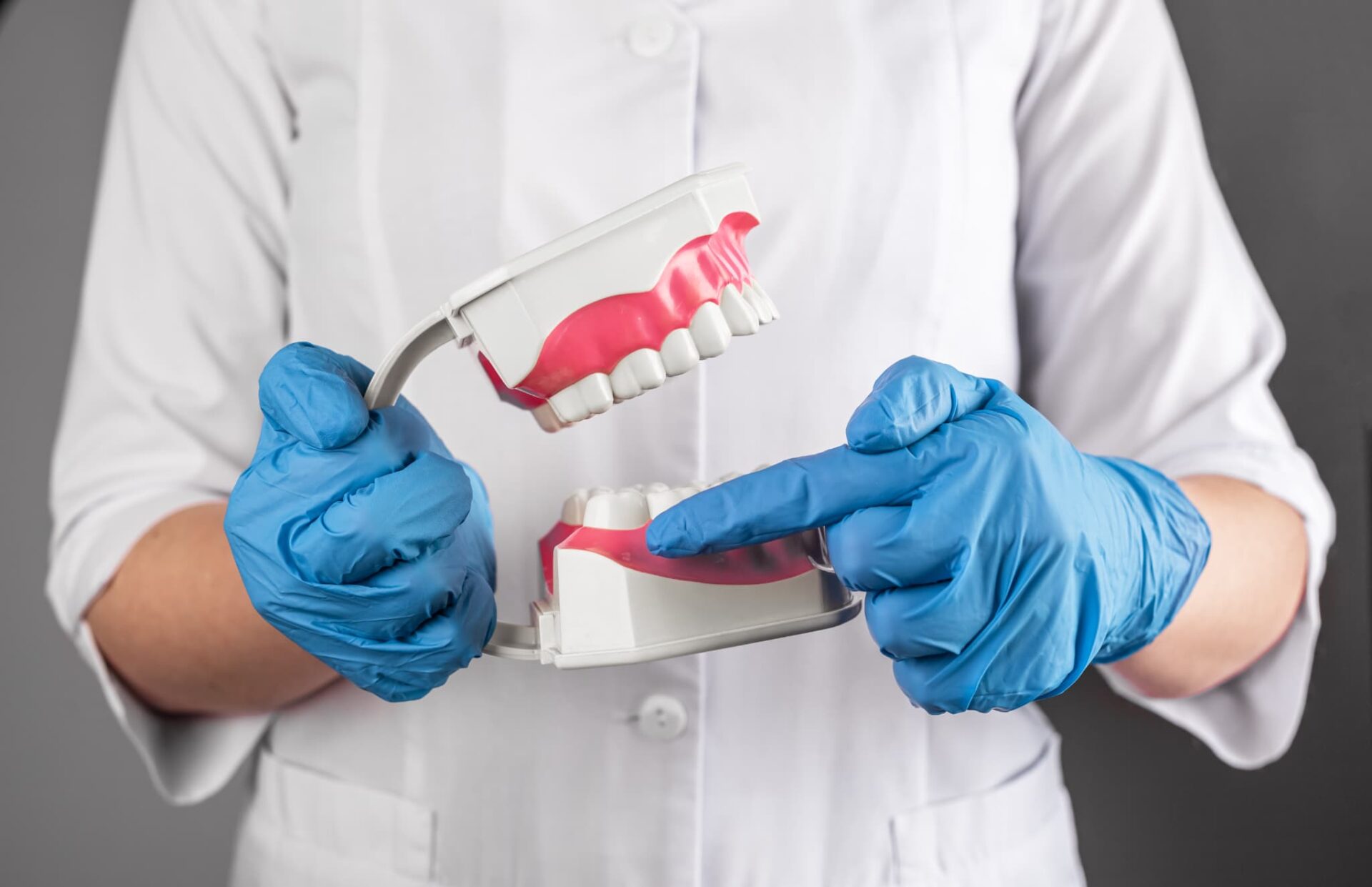 気づきにくい奥歯の虫歯について説明する歯科医師