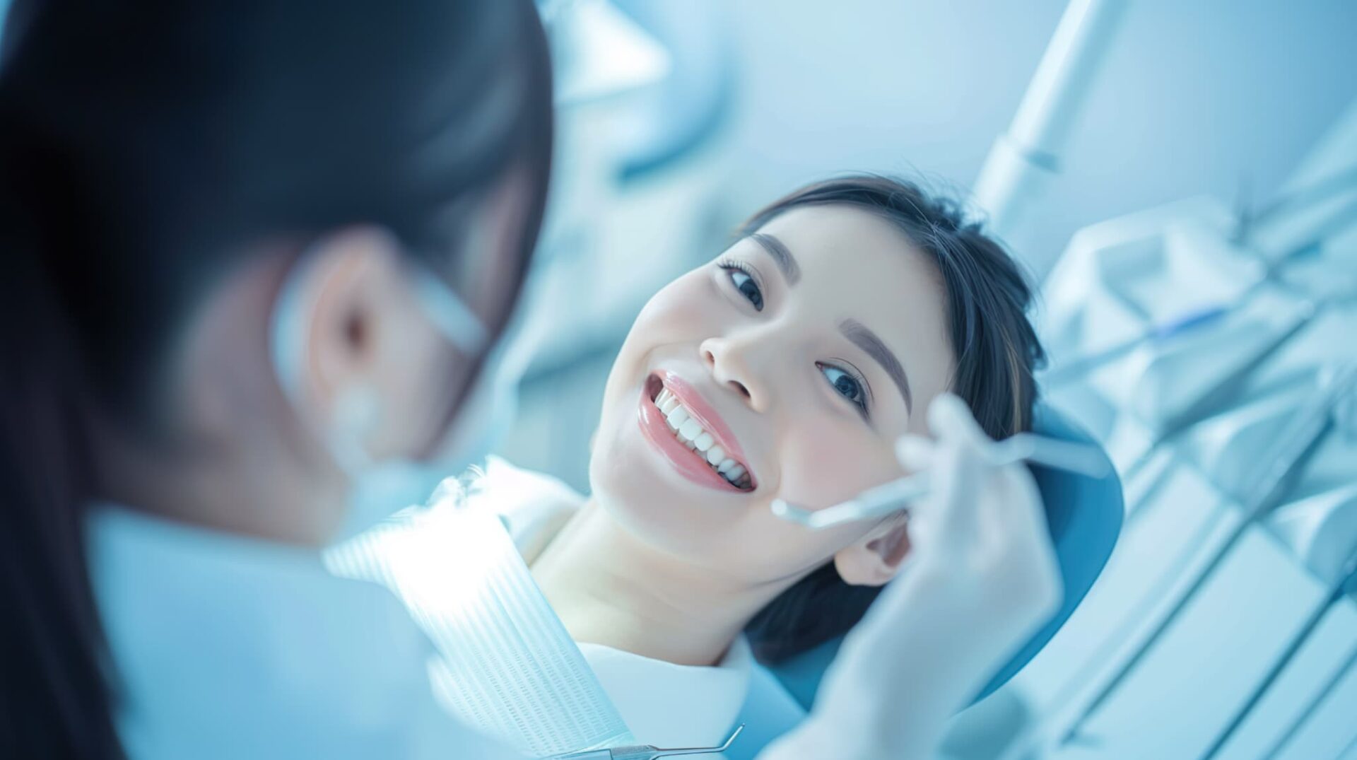 歯周病を予防するため定期検診を受診する女性