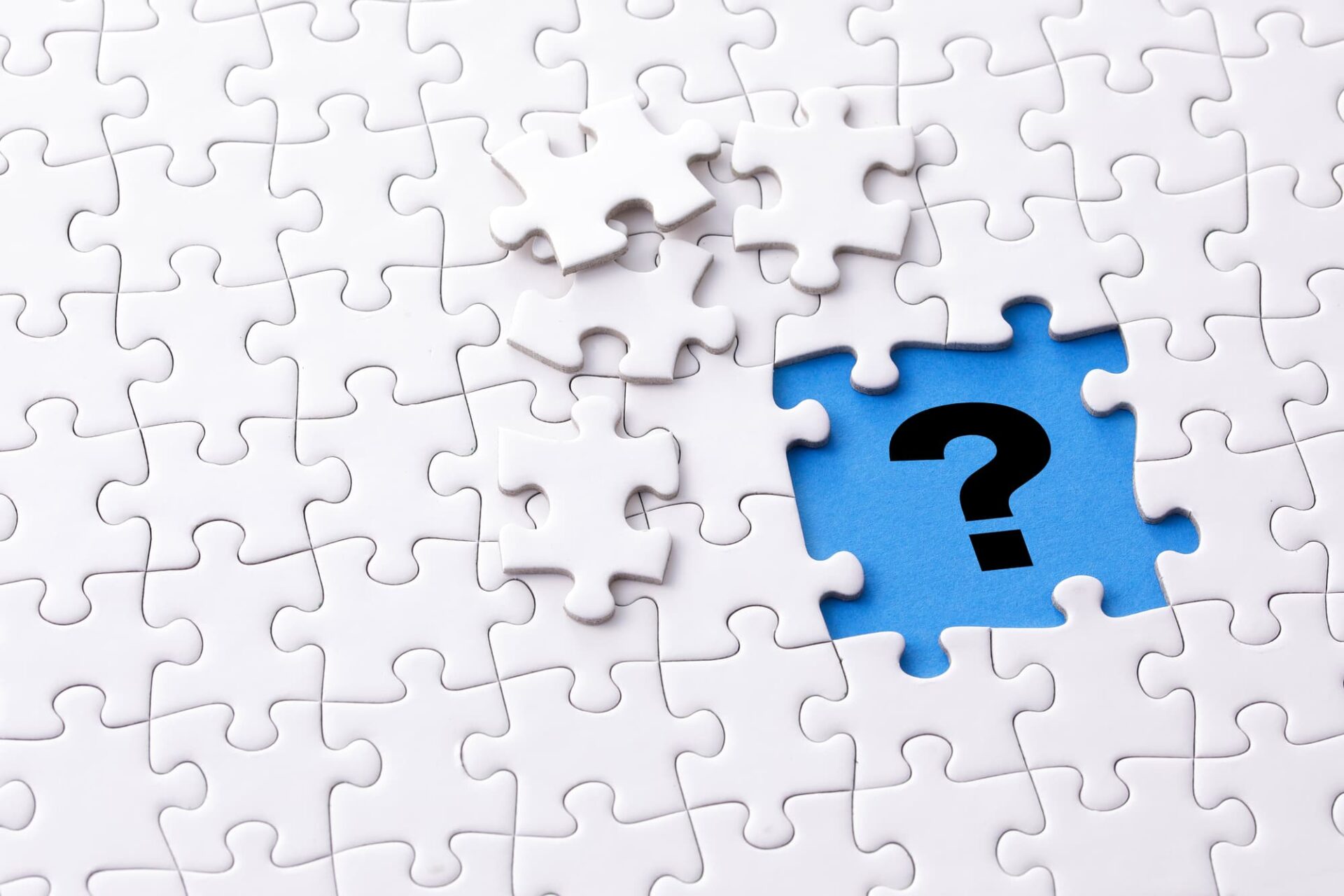 クエスチョンが描かれたパズル