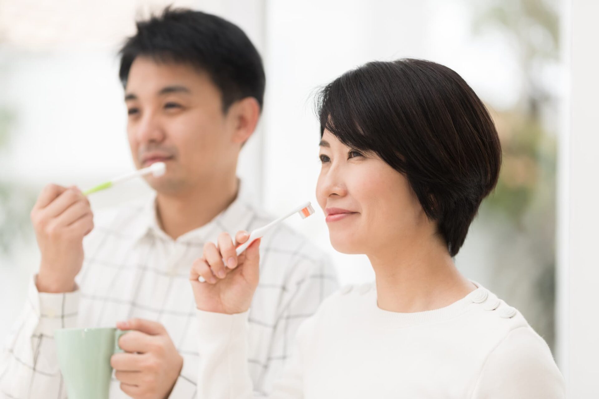 毎日歯磨きをして虫歯ケアをする夫婦