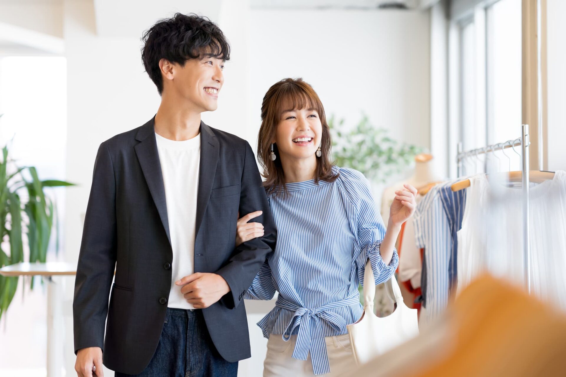 銀歯を白い歯にして笑顔に自信が出た女性がデートを楽しんでいるイメージ