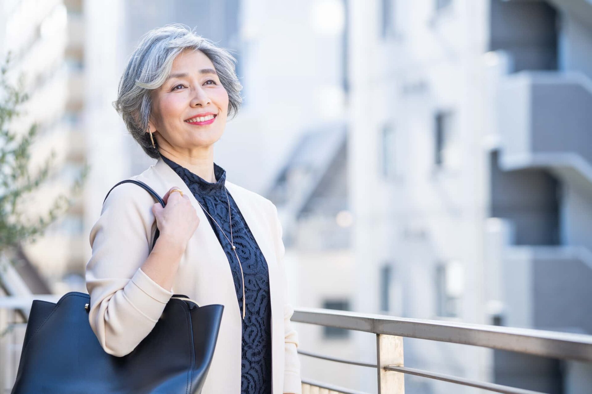 笑顔のミドル女性