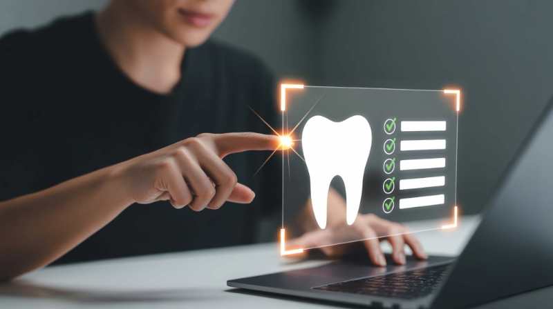 歯周病のセルフチェックをしているイメージ