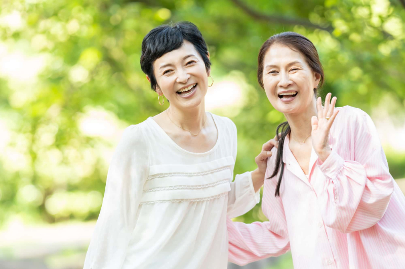 歯周病予防をしている女性が友人と楽しく過ごしているイメージ