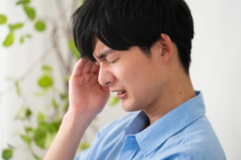 顎関節症を放置して頭痛が起こるようになった男性