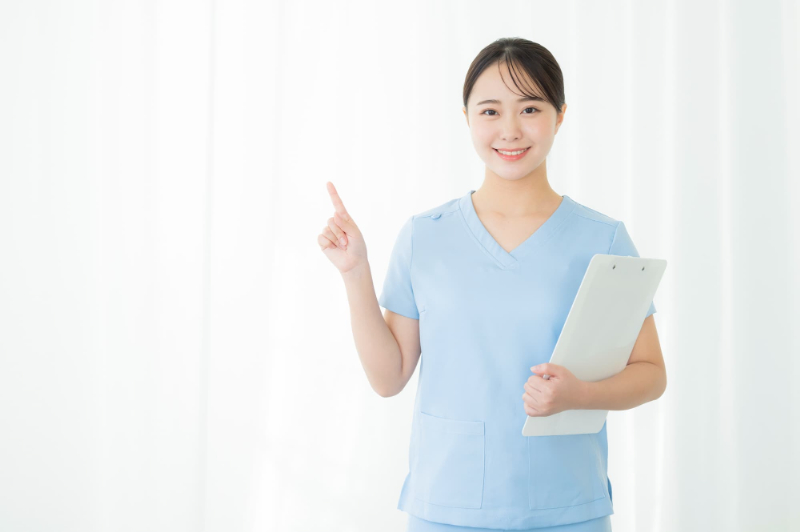 顎関節症について説明する女性