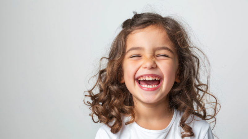 虫歯を治療して笑顔を見せる女の子