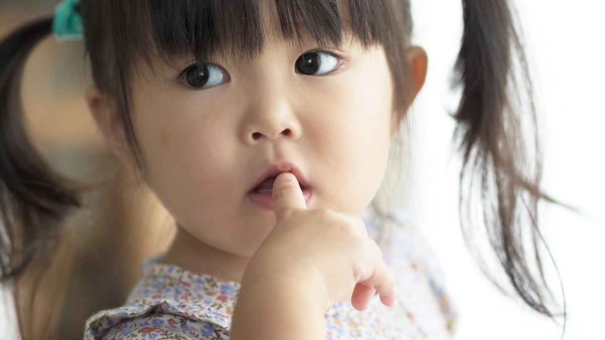 すきっ歯の原因となる指しゃぶりをしている子ども