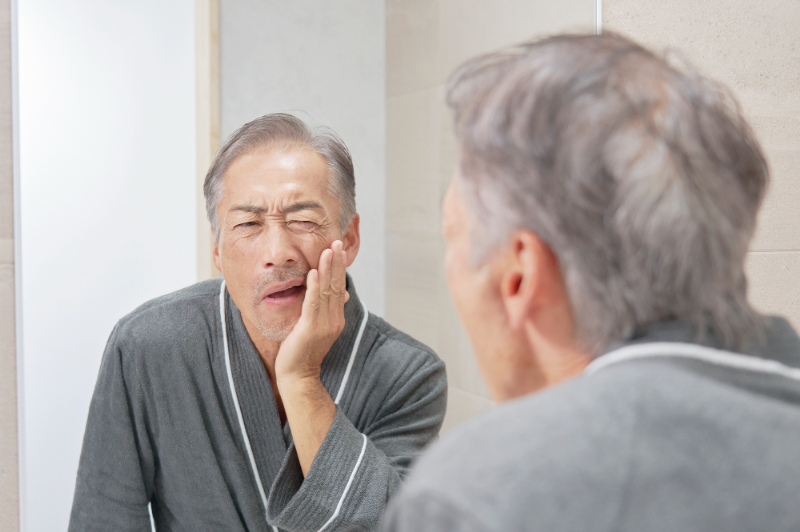 入れ歯が合わず違和感を感じている男性