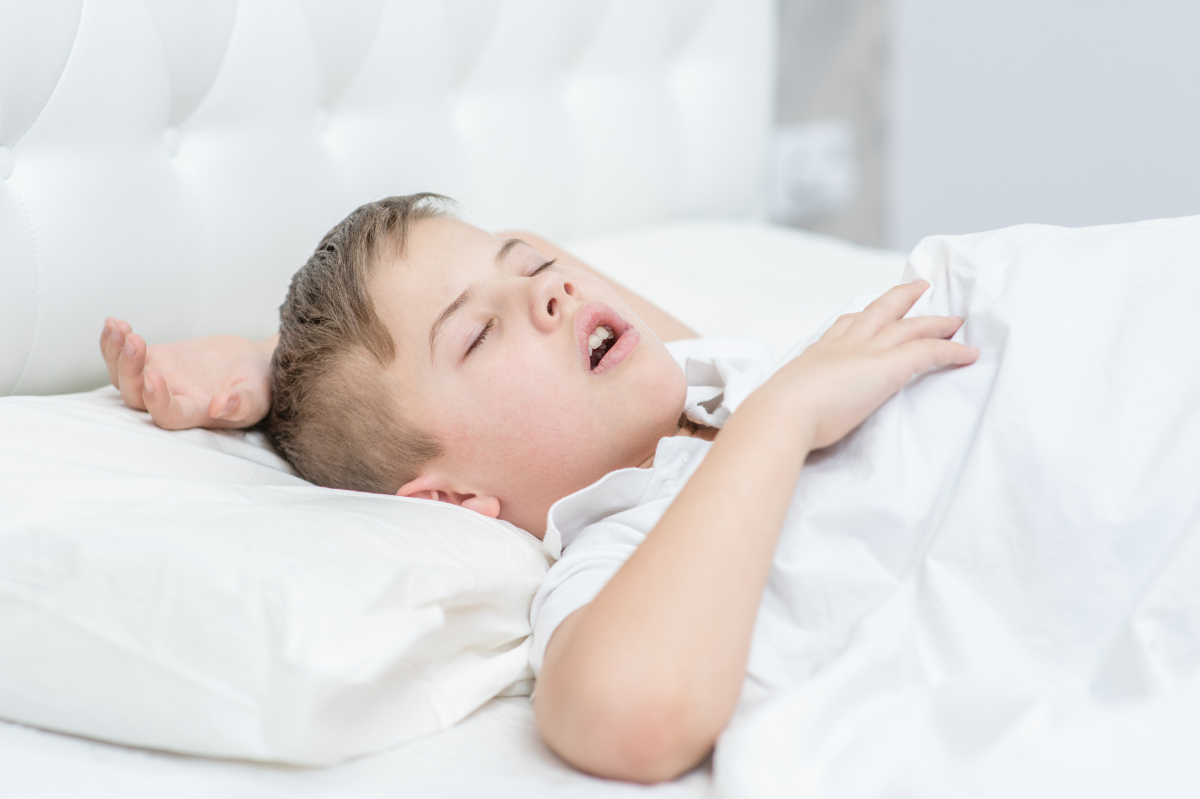 出っ歯になる原因である口呼吸で寝ている子ども