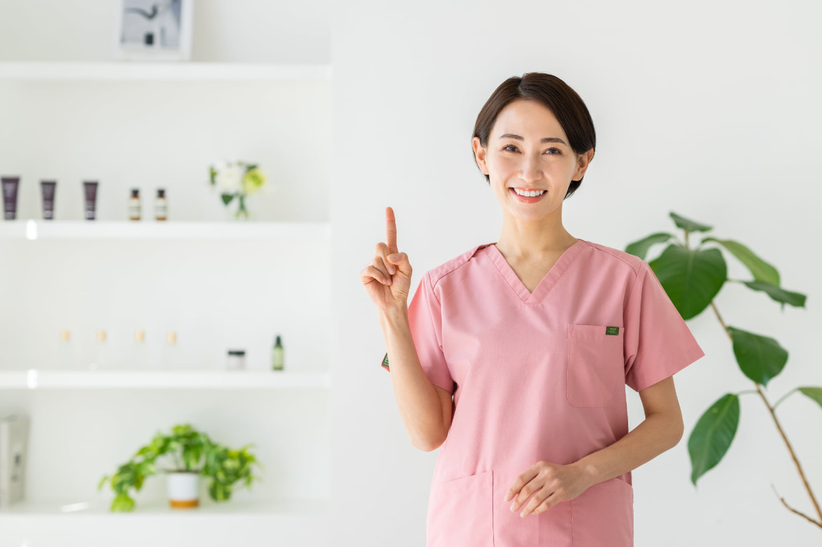 痛みを抑えて歯のクリーニングを受ける方法を説明する女性