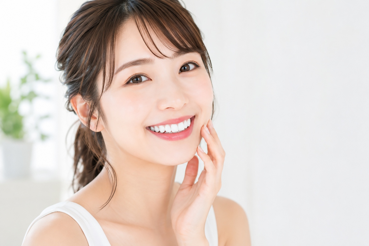 綺麗な白い歯の女性