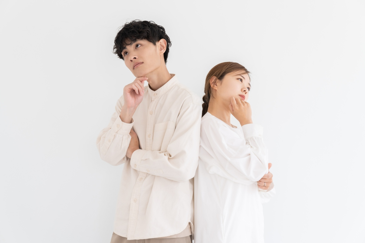 歯のクリーニングとホワイトニング、どちらを選ぶべきかを考えている男女