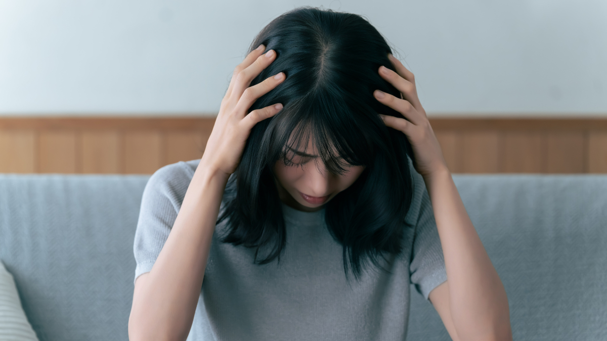 マウスピース矯正で治療期間が長くなるケースを心配している女性