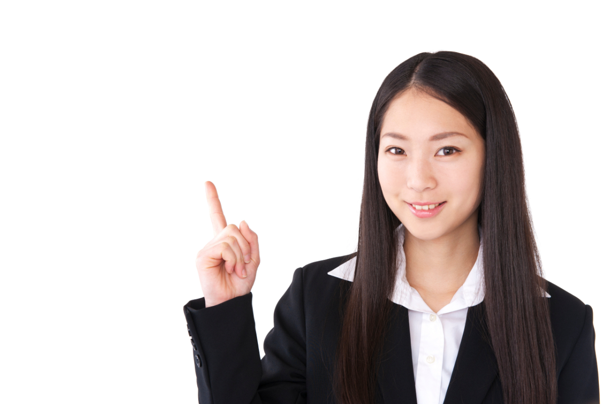 マウスピース矯正を予定どおりに進めるためのコツを紹介している女性