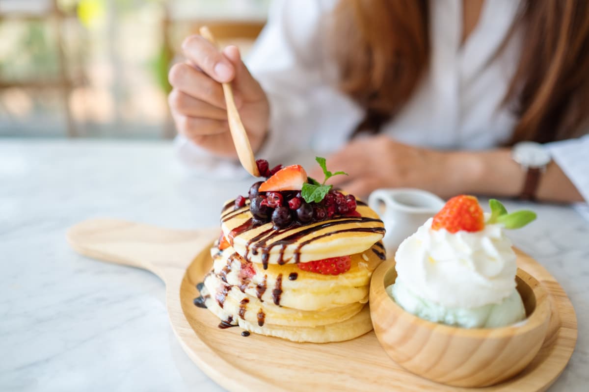 甘いものをよく食べる女性