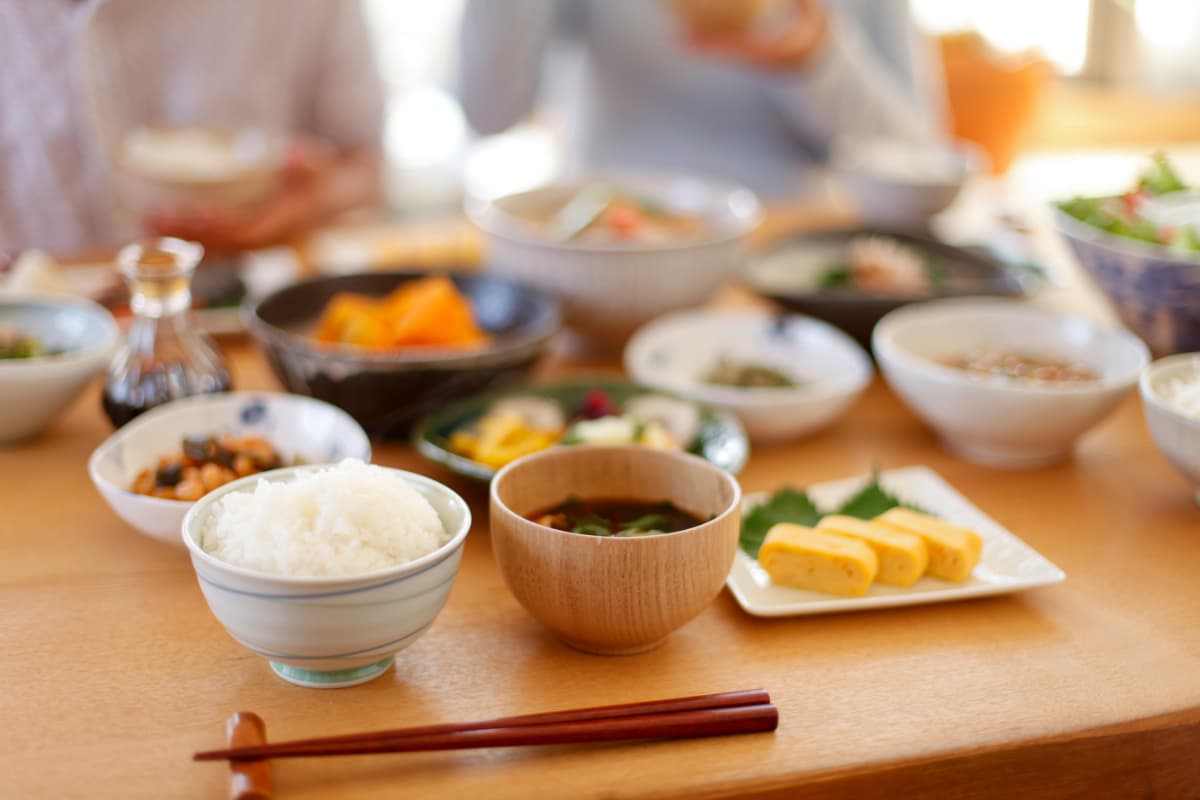 食生活を見直してバランスのいい食事を摂る様子