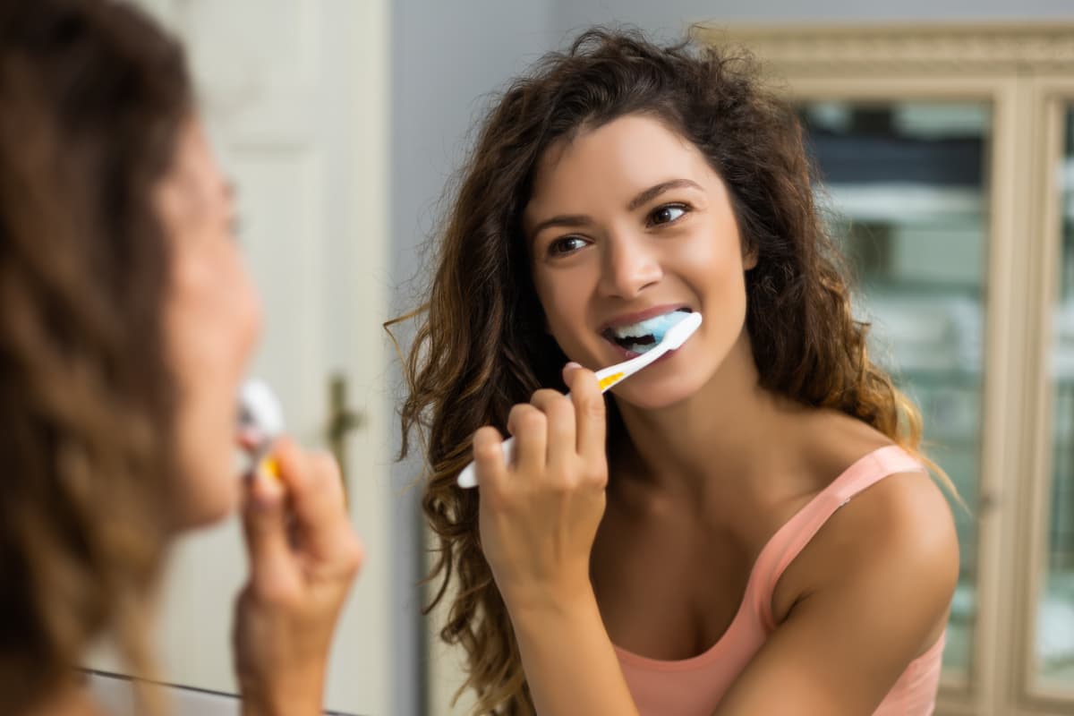 毎日の歯磨きで虫歯予防をする女性